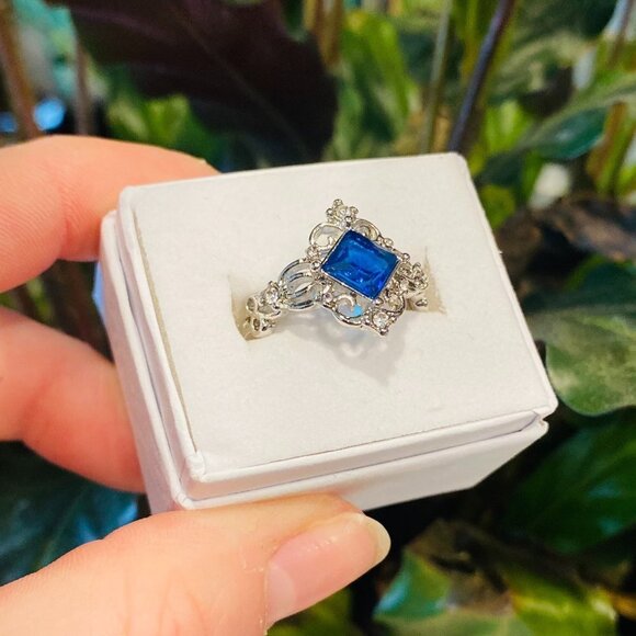 White Topaz & Bright Blue Sapphire Silver Princess Cut Art Deco Size 8.75 NWOT - Picture 1 of 8